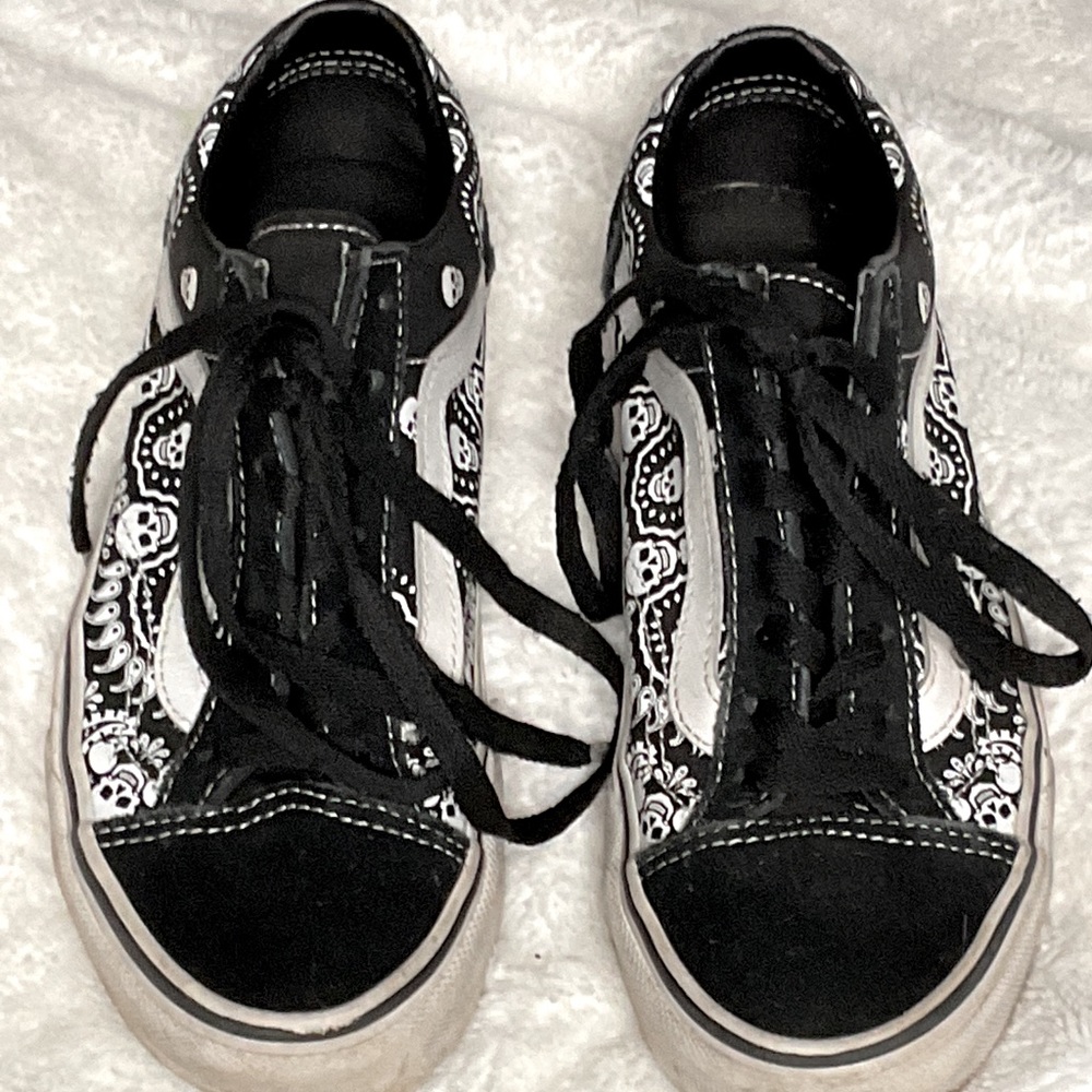 Vans unisex “Bandana” style shoes